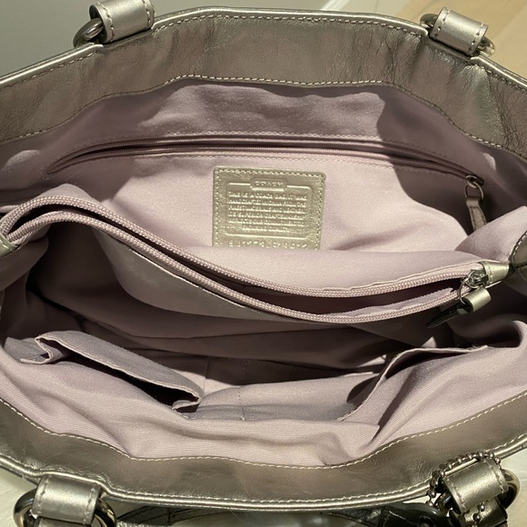 Gorgeous silver grey authentic Coach bag - Picture 4 of 6